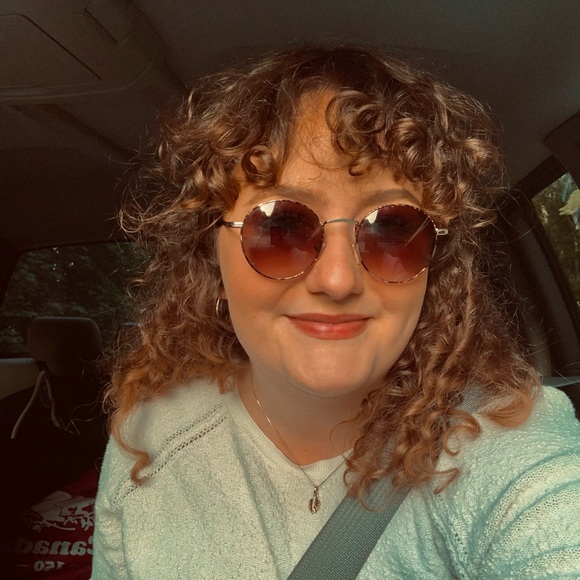 Meet your Posher, Lauren - Picture 2 of 2